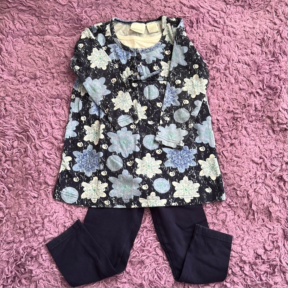 ☘️5 for $25☘️Girls Snowflake 36 month outfit